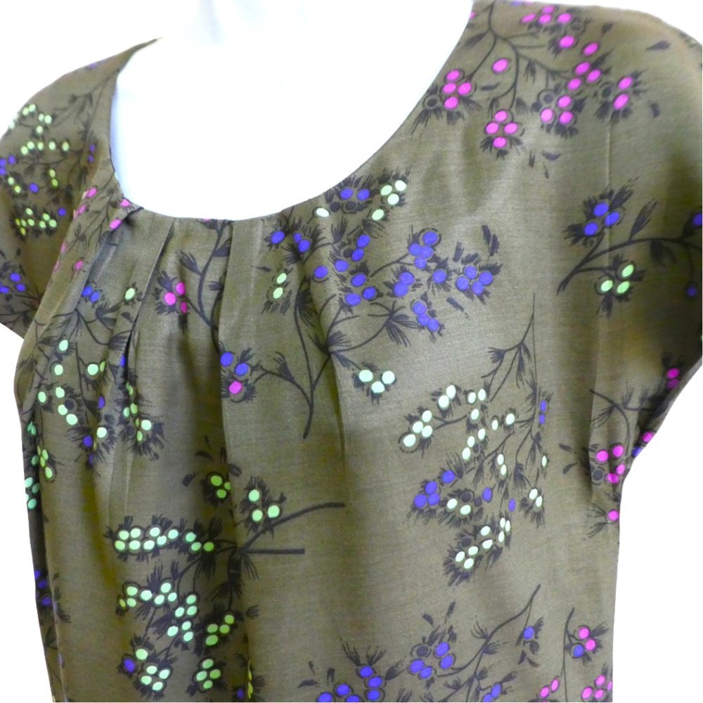 Boden Green Floral Top Short Sleeve Pleated Scoop Neckline Back Keyhole USA2